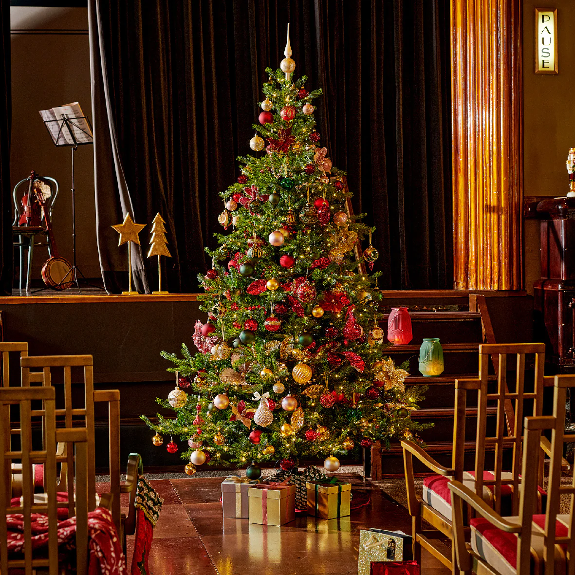 Everlands 7ft Grandis Fir Pre-Lit with 550 Warm White Micro LEDs Artificial Christmas Tree - Image 2