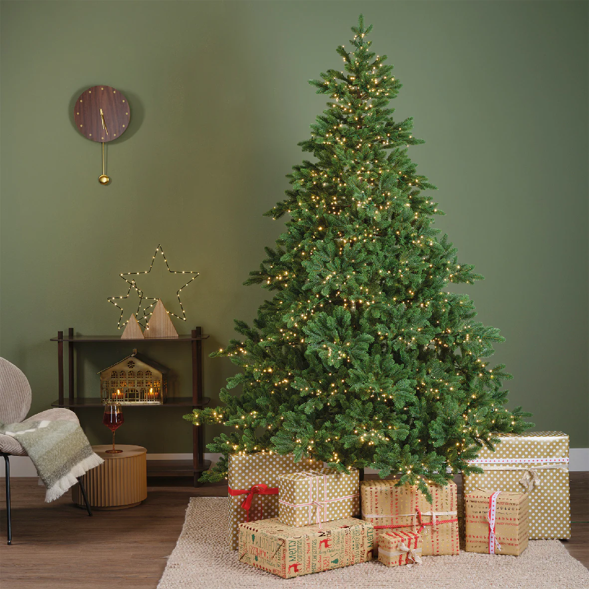 Everlands Premium Rossland Fir Pre-Lit Artificial Christmas Tree 7ft 210cm with 2500 LED Lights
